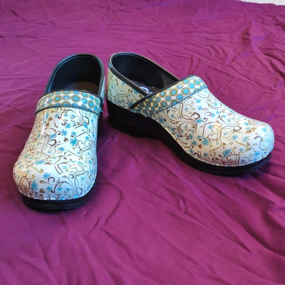 💙💚Women's Sanita clogs size 38 off white floral with blue, brown & green💙💚